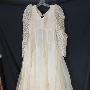 Elegant Vintage Handmade Lace Sleeve Wedding  Gown